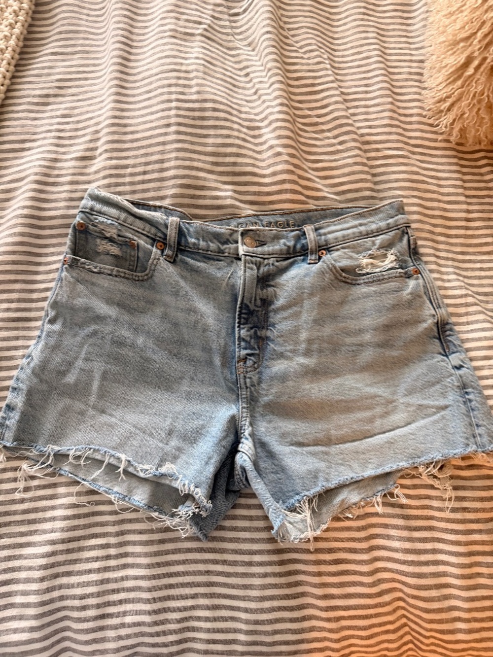 American Eagle Ex-Boyfriend Distressed Denim Shorts Light Wash Blue Womens 10